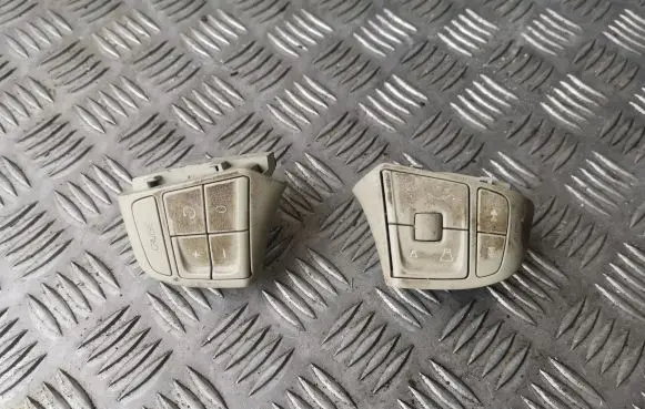 Volvo V70 Steering wheel buttons/switches 31334497 31334502