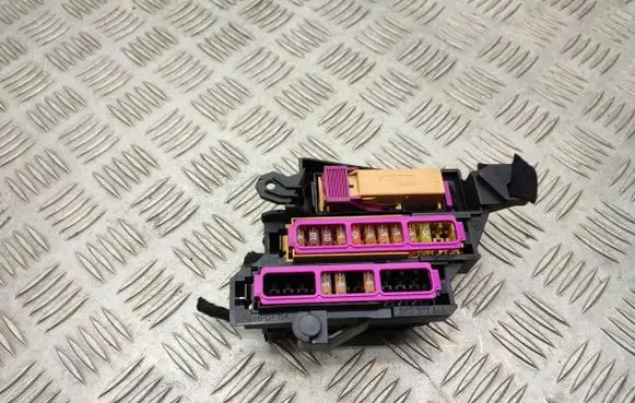 Audi A4 S4 B8 8K Fuse module 8K0937501