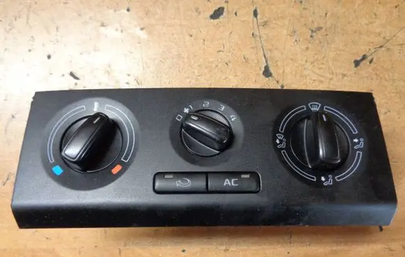 Skoda Fabia Mk2 (5J) Climate control unit 5J0820045