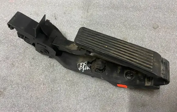 Mercedes-Benz E W211 Accelerator throttle pedal A2033000104