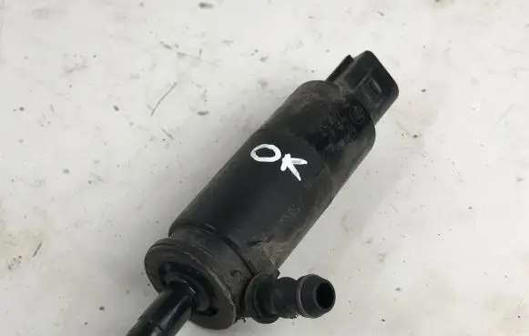 BMW 5 E39 Headlight washer pump 8377613 67128377613 1209387
