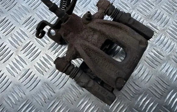 Ford Mondeo Mk III Rear brake caliper