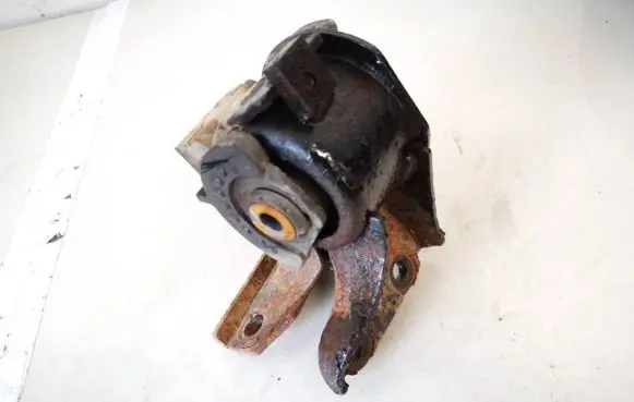 Mazda 6 Engine mount bracket