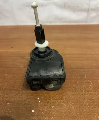 Mercedes-Benz E W211 Headlight level adjustment motor 00745701 D1285