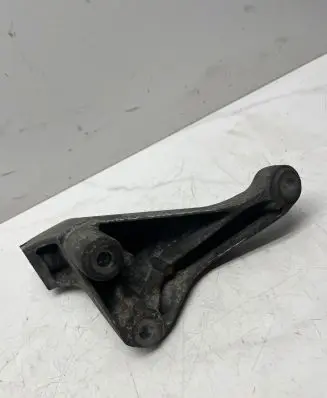 Audi A4 S4 B7 8E 8H Engine mounting bracket 8E0199307S