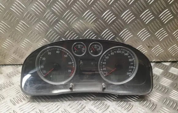 Volkswagen PASSAT B5.5 Speedometer (instrument cluster) 3B0920827