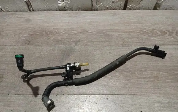 Volvo V40 Fuel line pipe