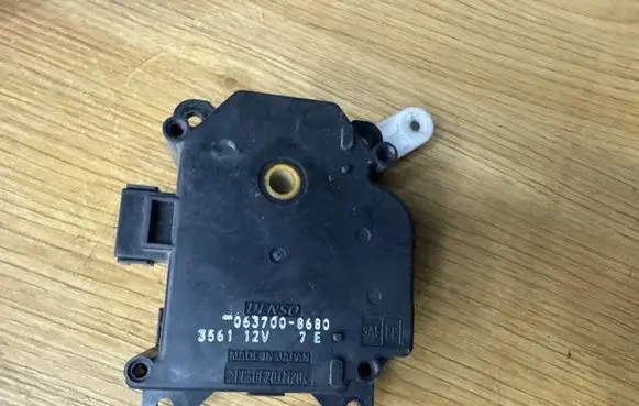 Toyota Avensis T250 Air flap motor/actuator 0637008680