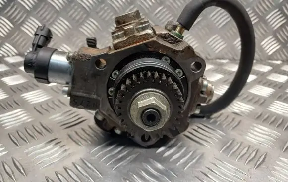 Nissan X-Trail T31 Fuel injection high pressure pump 0445010170 8200679828 H8200690744