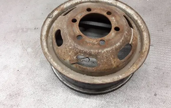 Iveco Daily 35.8 - 9 R16 steel rim