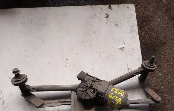Peugeot 206 Front wiper linkage 