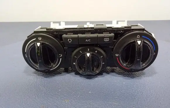 Peugeot 208 I Climate control unit E1063071