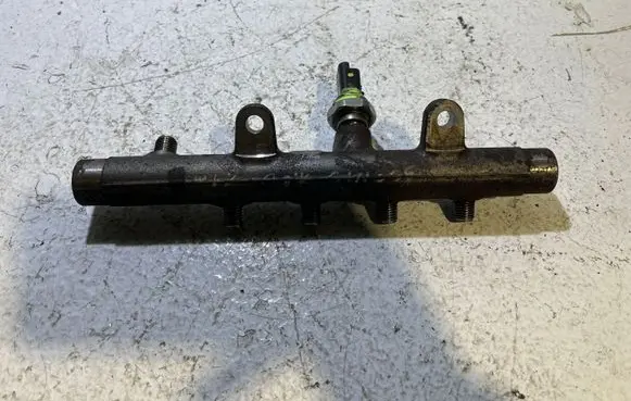 Renault Scenic III - Grand scenic III Fuel main line pipe 8200704212 5WS40440 A2C27000234