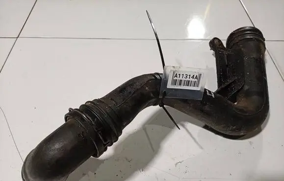 Volkswagen PASSAT B6 Intercooler hose/pipe 