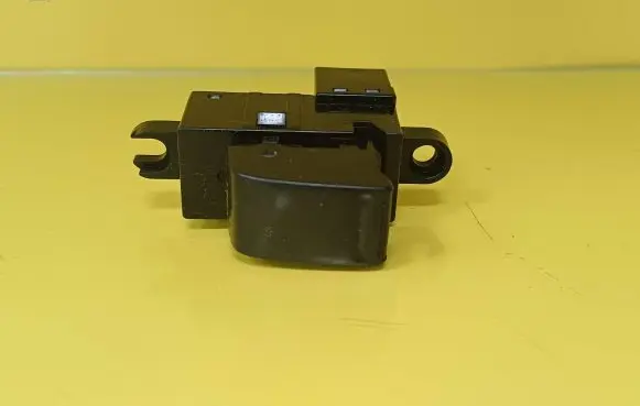 Nissan Primera Electric window control switch C8DD705N 25411AV600