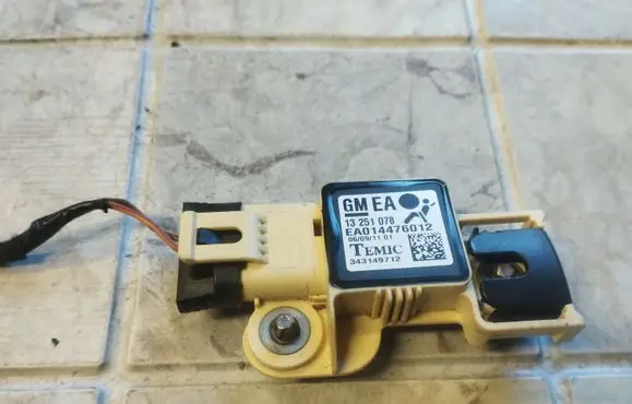 Opel Zafira B Airbag deployment crash/impact sensor 13251078 EA014476012