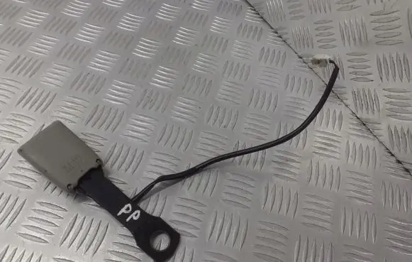 Nissan Altima Rear seatbelt buckle E034501