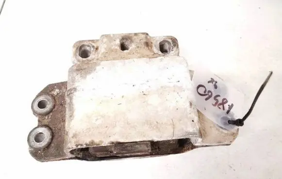 Volkswagen Golf Plus Engine mount bracket