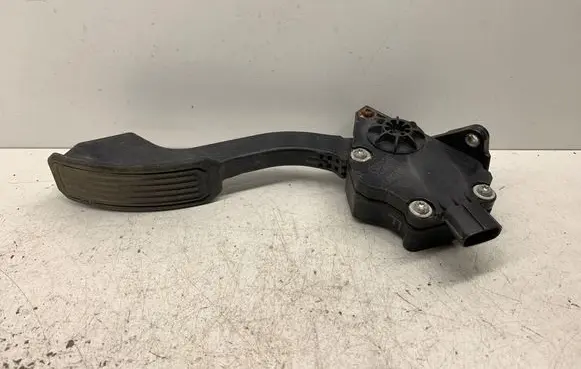 Toyota RAV 4 (XA30) Accelerator throttle pedal 7811042010 1988007270 10H26C00518
