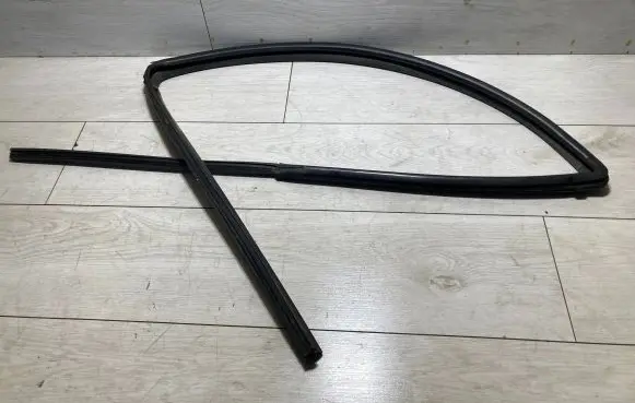 Toyota Hilux (AN10, AN20, AN30) Front door glass trim molding
