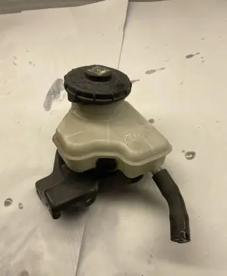 Honda CR-V Brake fluid reservoir 