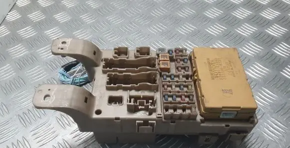 Toyota Corolla E120 E130 Fuse module 8264113040 2323000231