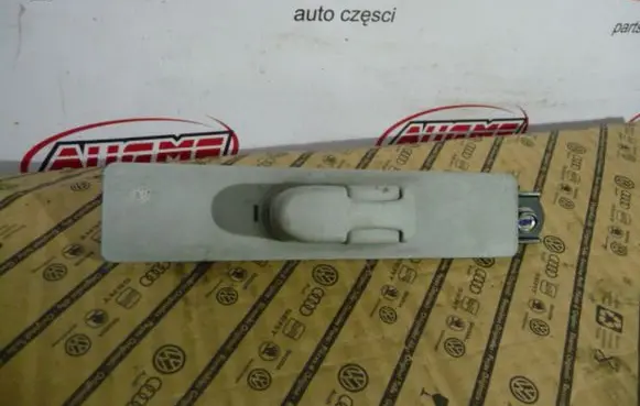 Honda CR-V Seat belt trim 