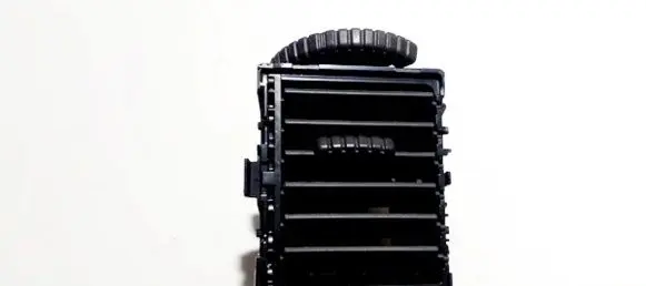 Nissan X-Trail T30 Dash center air vent grill 68751eq000 e647-5171