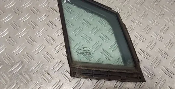 Toyota Avensis T270 Front door vent window glass four-door 