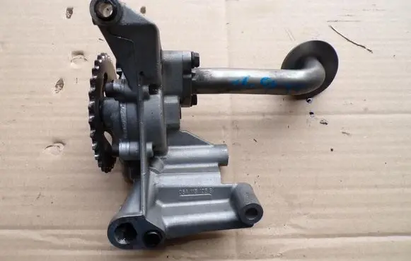 Volkswagen Golf IV Oil pump 06A115105B