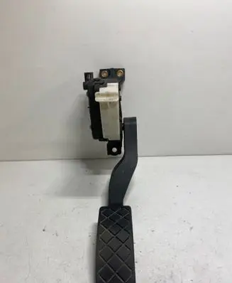 Accelerator throttle pedal