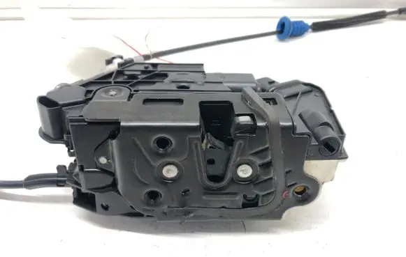 Volkswagen PASSAT CC Front door lock 5N1837016F