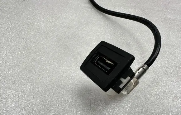 Mercedes-Benz GL X166 USB socket connector A2188200187