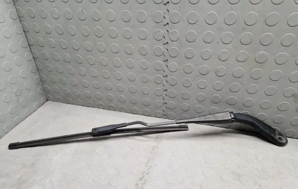 BMW 1 F20 F21 Front wiper blade arm 7239519
