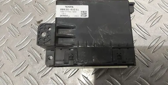 Toyota Avensis T270 Climate control unit 8865005251