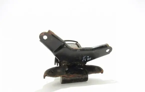 KIA Carens II Engine mount bracket