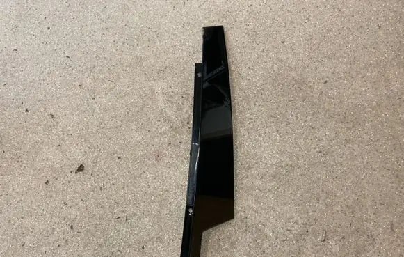 BMW M5 F90 Front door glass trim molding 7390121