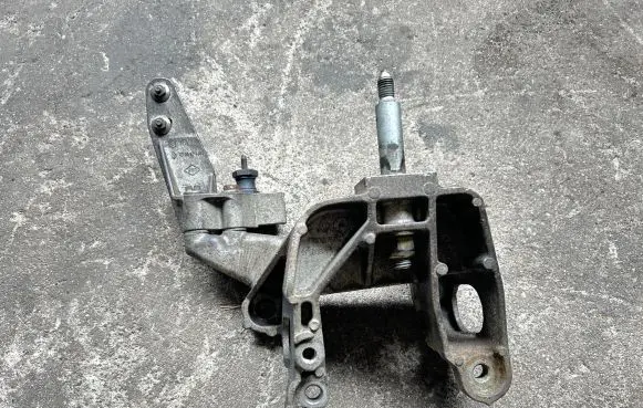 Renault Espace III Gearbox mounting bracket 7700817592
