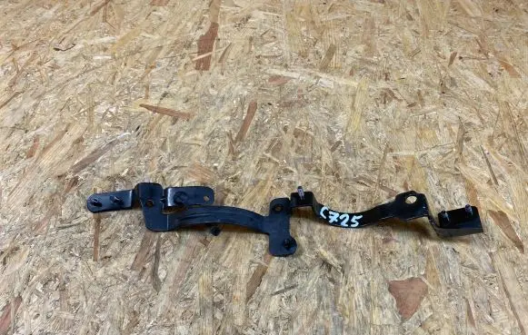 Volvo XC40 Radiator mount bracket 32224213 8888803203