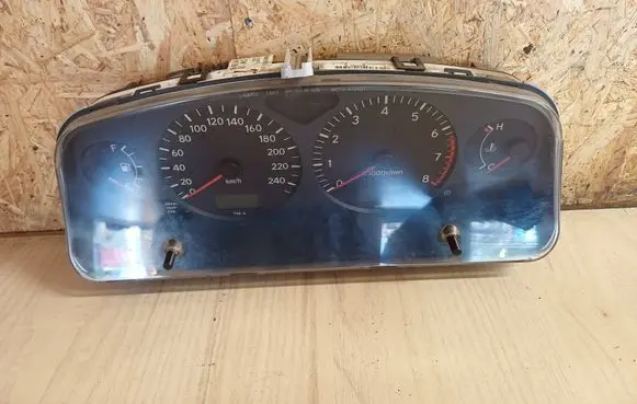 Toyota Avensis T220 Speedometer (instrument cluster) 8380005270