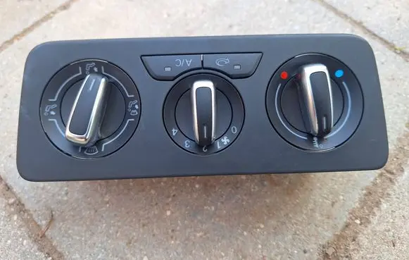 Audi A1 Climate control unit DZ954001 901519880003