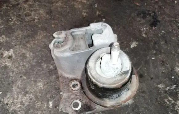 Subaru Outback Engine mount bracket