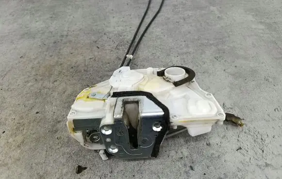Suzuki Swift I Front door lock
