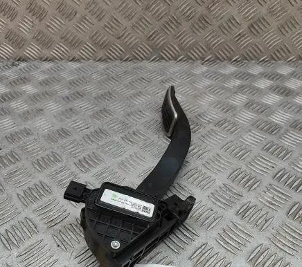 Accelerator throttle pedal