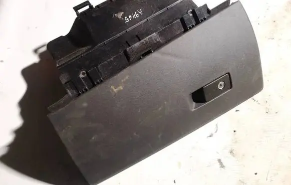 Volvo V70 Glove box 30676278