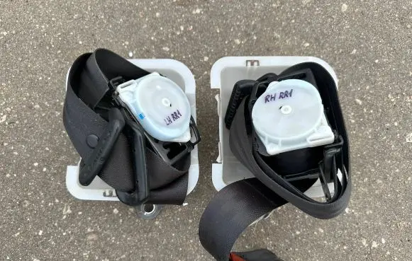 Mitsubishi Pajero Set of seat belts MR610842 MR610843