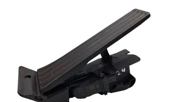 Accelerator throttle pedal