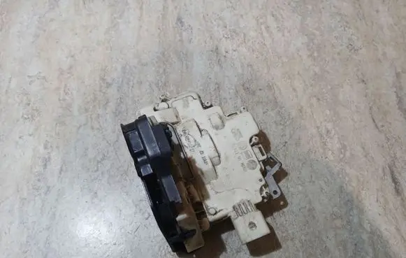 Audi A6 S6 C6 4F Rear door lock 4F0839016