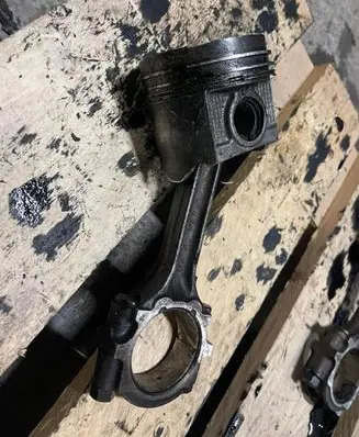Nissan X-Trail T30 Piston with connecting rod