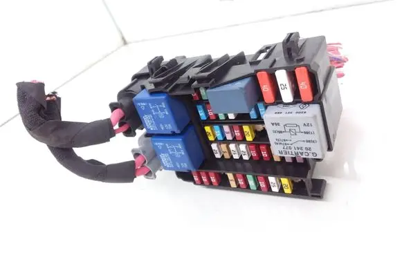 Renault Megane III Fuse module 1801330 100707 20241077